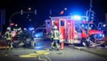 verkehr: fußgängerin nach unfall mit krankenwagen in lebensgefahr