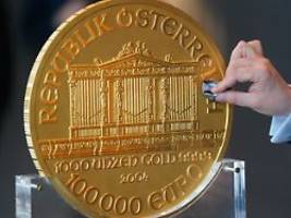hamburger bestaunen riesenmünze: 31 kilo goldtaler ist offizielles zahlungsmittel