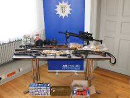 Sturmgewehr und 10.000 Kugeln: Polizei stellt Kriegswaffen bei Drogenrazzia sicher