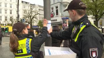 Polizei hängt nach Schüssen Fahndungsplakate in St. Georg auf