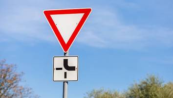 Im Straßenverkehr - Diesen Fehler machen die meisten Autofahrer bei der „abknickenden Vorfahrt“