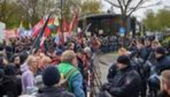 AfD: Polizei: Rund 2000 Demonstranten bei AfD-Landesparteitag