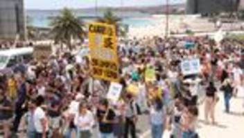 Tourismus: Zehntausende demonstrieren auf Kanaren gegen Massentourismus