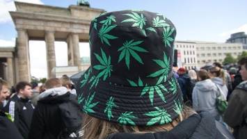 cannabis-legalisierung: kiffer-party am brandenburger tor