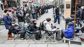 Warum Hunderte einen Laden an der Friedrichstraße stürmen