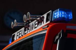 brand von sattelzug: fahrer verletzt und 80.000 euro schaden