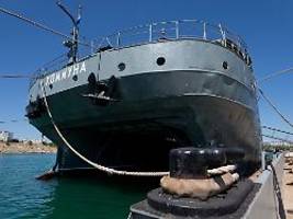 explosion in krim-hafen: Ältestes russisches marineschiff steht in flammen
