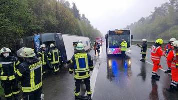 bus mit schülern auf autobahn verunglückt – acht verletzte