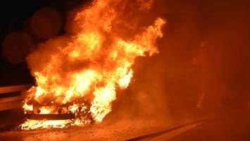 traum vom porsche-oldtimer: auto brennt bei erster fahrt ab