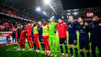 Probleme bei Anreise: Mainz-Profis schenken Fans Trikots