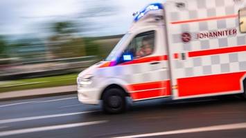 auto stößt mit mofa zusammen: zwei 16-jährige verletzt