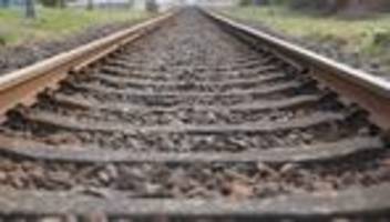 Bahn: Zug mit 600 Fahrgästen fährt über Platten auf Gleisen