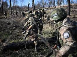 fallschirmjäger kämpfen sich vor: ukraine: kreml wirft etwa 20.000 soldaten gegen tschassiw jar