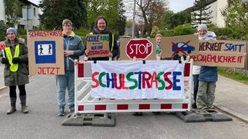 Elterntaxi-Frust in Osdorf: Demo blockiert Straße vor Schule