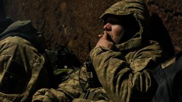 „weil rauchen weniger schädlich als putin ist“ - britische regierung verteilt kostenlose zigaretten an ukrainische truppen