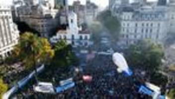 Argentinien: Zehntausende Studierende protestieren gegen Javier Mileis Sparpolitik