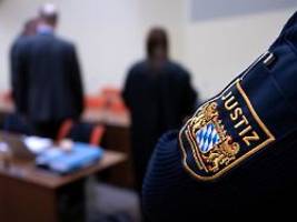 Betrugsprozess in München: Frau zahlt angeblichem Hellseher Millionensumme