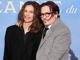 Die Crew hatte Angst vor ihm: Regisseurin packt über Johnny Depp aus