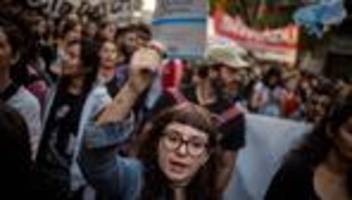 Bildung: Sparkurs - Über eine halbe Million Argentinier protestieren