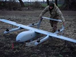 Drohnenattacken in zwei Regionen: Ukraine setzt russische Industrieanlagen in Brand