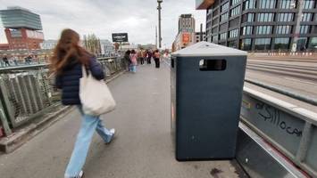 Fußgänger-Stau an den Mülleimern auf der Warschauer Brücke
