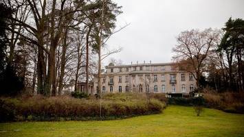 Haus der Wannsee-Konferenz: Ausstellungsplakate eingeritzt