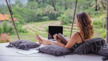 Nie wieder Home Office - Gen-Z-Frau kündigt Job, um als digitale Nomadin auf Bali zu leben