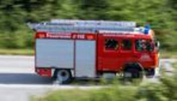 Brände: Brand in Schulneubau: Feuerwehr kämpft mit Rauch