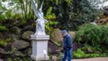 Kunst: «Kranzwerfende Viktoria» im Schweriner Burggarten zu sehen