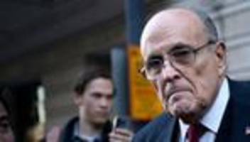 Rudy Giuliani: Trumps Ex-Anwalt wegen Wahlbetrugsvorwurf angeklagt