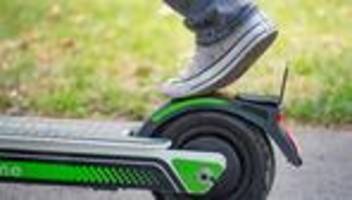 unfall: jugendliche auf einem e-scooter fahren in senioren-ehepaar