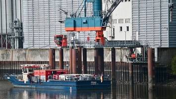 Großeinsatz: 10.000 Liter Heizöl in Hamburger Kanal gelaufen