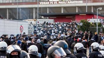 Hochrisikospiel: Polizei verstärkt sich mit Hundertschaften
