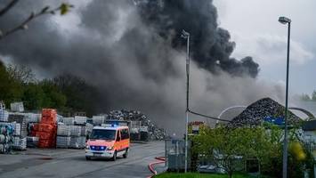 Metallrecycling-Firma brennt: Schwarzer Rauch über Reinbek
