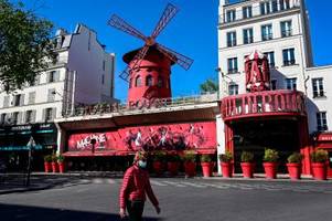 Windmühlenflügel des Moulin Rouge in Paris von Fassade gestürzt