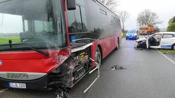 Schulbus kollidiert mit Kleinwagen: Fahrerin schwer verletzt