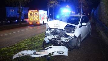 Schwerer Unfall: Ford prallt gegen Baum – Fahrer in Klinik