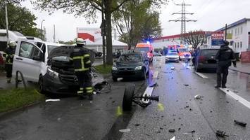 Transporter kracht in Pkw am Nedderfeld – zwei Verletzte