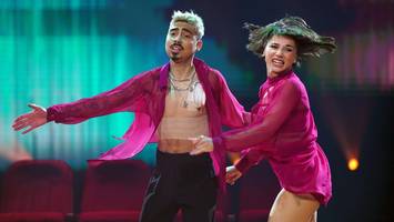 „Braucht sich niemand schämen“ - Trotz Schlauch: Deshalb tanzte „Let's Dance“-Star Tony Bauer mit offenem Hemd