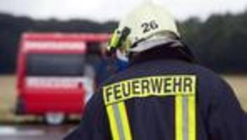 brände: feuer beschädigt holzhütten - verdacht auf brandstiftung