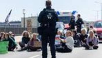 demonstrationen: letzte generation blockiert carolabrücke in dresden