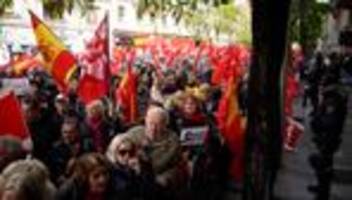 spanien: demonstration in madrid für verbleib von sánchez im amt