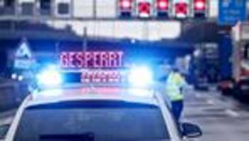 Unfall: Mit Bagger beladener Lkw bleibt in Unterführung hängen
