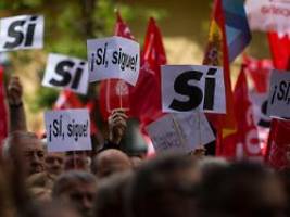 Nach Rücktrittsüberlegung: Tausende demonstrieren für Spaniens Premier