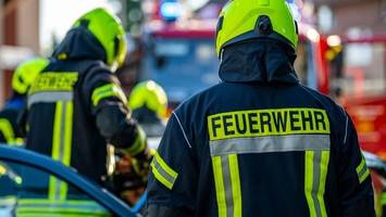 Feuerwehr löscht Hochhausbrand in Marzahn: Ein Verletzter
