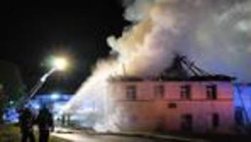 Feuerwehreinsatz: Haus brennt ab: Hoher Schaden und zwei Verletzte