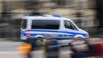 oberbayern: streit eskaliert: mann schlägt mit eisenstange auf autos ein