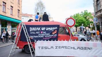 „Tesla zerschlagen!“ – Protest gegen Auto-Politik in Kreuzberg