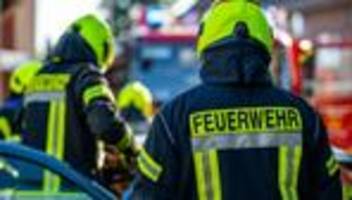 feuerwehreinsatz: carport und werkstatt brennen in aken: 55.000 euro schaden