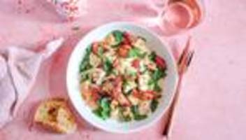 Gegrillter Rhabarber-, Walnuss- und Halloumi-Salat: Eine hübsche Stange Salat